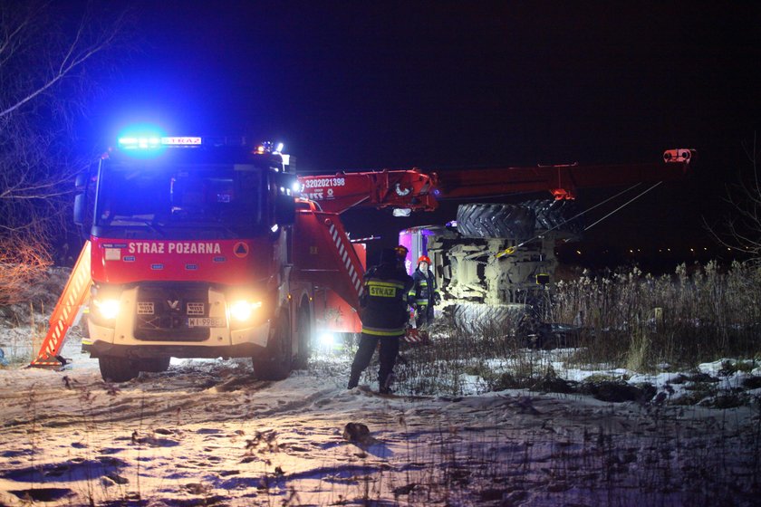 Monster truck dachował. W środku zakleszczeni ludzie