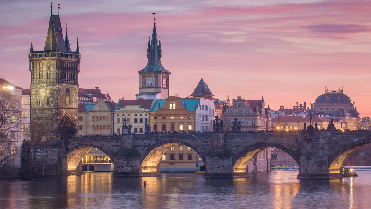 Po ostatnim weekendzie na średniowiecznym Moście Karola w Pradze, będącym jedną z największych atrakcji stolicy Czech, odkryto namalowany sprayem napis “Kraków + Moscow = Prague”. Policja nadal nie ustaliła sprawców dewastacji.