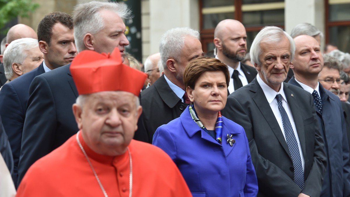 Uroczyste bicie dzwonu Zygmunta towarzyszyło wyruszeniu procesji ku czci św. Stanisława z Wawelu na Skałkę. W procesji uczestniczyli m.in. premier Beata Szydło i wolontariusze z relikwiami patronów Światowych Dni Młodzieży.