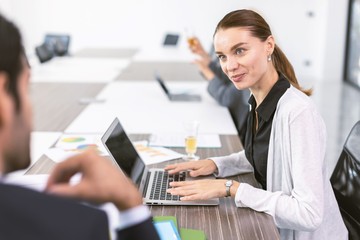 Mit jelent, ha valaki beszéd közben elfordítja a tekintetét? Így olvashatja ki az igazat mások pillantásából