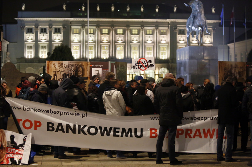 Frankowicze protestują przed Pałacem Prezydenckim w Warszawie.