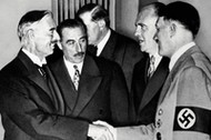 Premier Wielkiej Brytanii Neville Chamberlain (na pierwszym planie z lewej)  długo żył przekonaniem, że przechytrzył Adolfa Hitlera