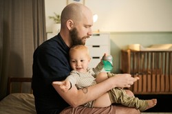 Coraz więcej ojców korzysta z zasiłku macierzyńskiego. Nowe dane ZUS robią wrażenie