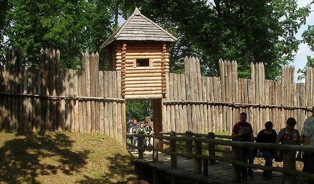 Skansen archeologiczny Karpacka Troja powstał w miejscu, gdzie w latach 90. ubiegłego wieku archeolodzy znaleźli ponad 160 tys. zabytkowych przedmiotów i obiektów. Zajmuje on powierzchnię 8 hektarów, można tam zobaczyć m.in. ponad 150 metrów zrekonstruowanych wałów obronnych, 18 chat oraz dwie bramy prowadzące do grodu., fot. Tomasz Bienias / Wikimedia Commons, lic. cc-by-sa