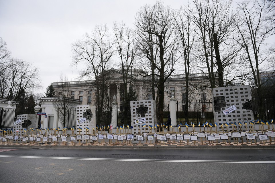 Instalacja złożona z krzyży przed rosyjską ambasadą w Warszawie