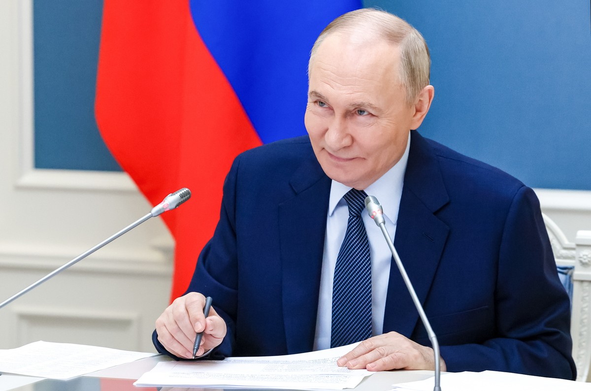 Russian President Putin meets virtually with awarded mothers and families