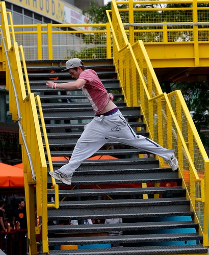 18-letni Rob ćwiczy sztukę parkour w dzielnicy Southbank