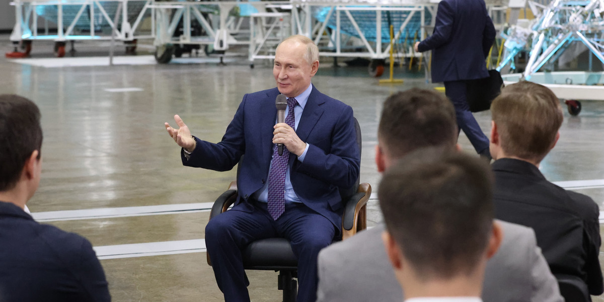 Prezydent Rosji Władimir Putin rozmawia z naukowcami podczas wizyty w Korolev Rocket and Space Corporation
