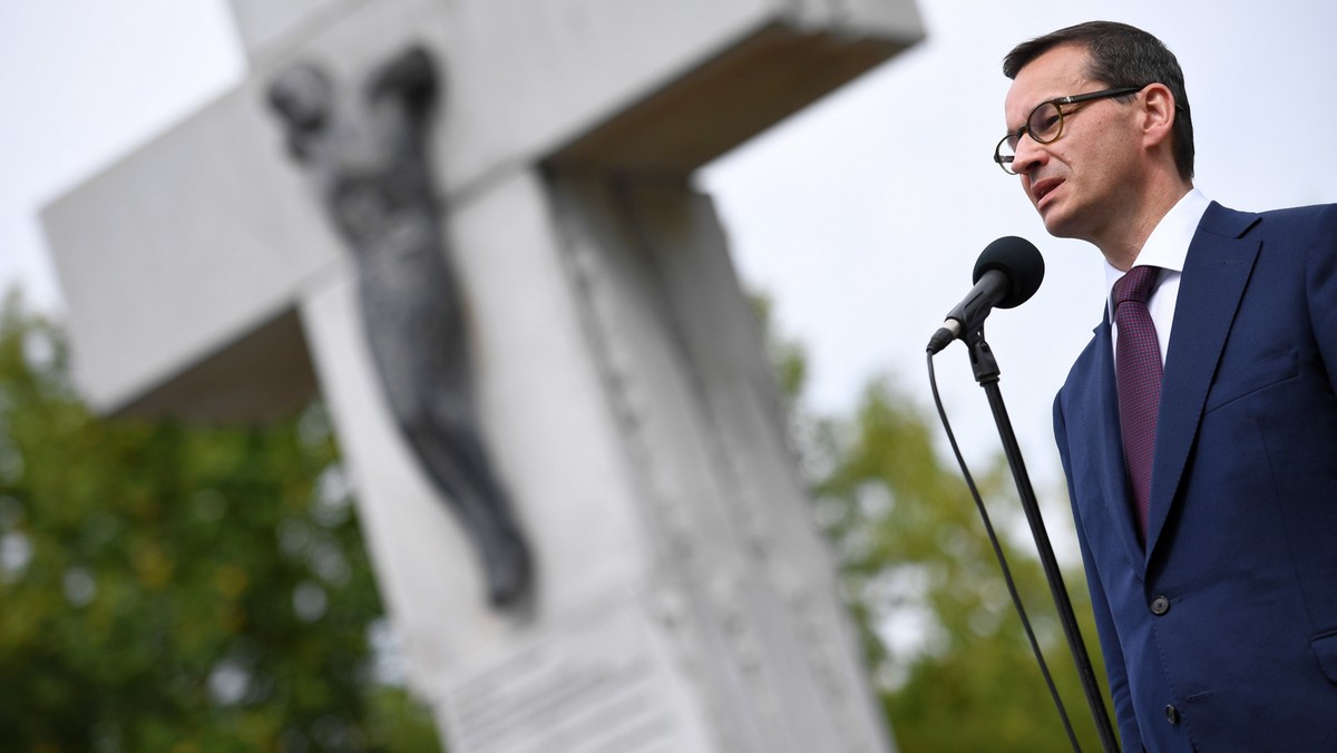 - I ja też składam takie zobowiązanie w tym miejscu, że nie spocznę do czasu, aż ta cała prawda nie zostanie wyjaśniona i każdy z tych okrutnie zamordowanych nie zostanie upamiętniony - oświadczył premier Mateusz Morawiecki dziś przed Pomnikiem Rzezi Wołyńskiej i Pomnikiem 27. Dywizji Piechoty AK w Warszawie.