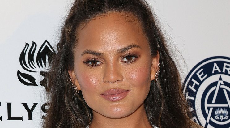 Chrissy Teigen nem találta a wc-t /Fotó: Northfoto