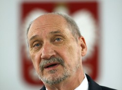 Macierewicz urządza debatę fachowców. Zaprasza też ekspertów z rządu