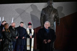 Jarosław Kaczyński na odsłonięciu pomnika zmarłego brata: Lech zginął w zamachu