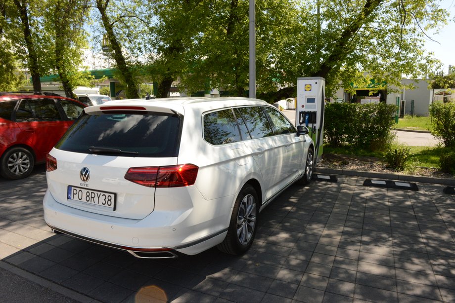 Ładowanie Passata GTE na mieście ma znikomy sens. Jest powolne (maksymalna moc to 3,6 kW), a poza tym 1 kWh w stacji ładowania kosztuje zdecydowanie więcej niż z domowego gniazdka.