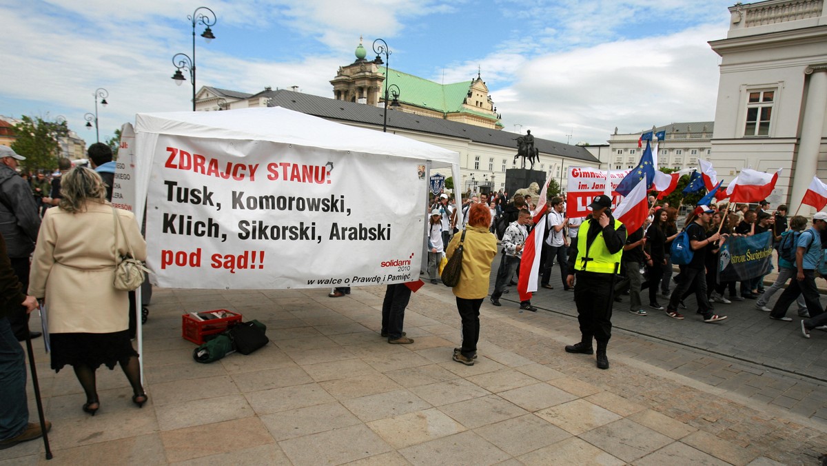 Prezydent Warszawy Hanna Gronkiewicz-Waltz zapowiedziała w Radiu ZET, że badanie w sprawie postawienia pomnika w centrum miasta upamiętniającego ofiary katastrofy smoleńskiej, rozpocznie się w drugiej połowie maja. Sama prezydent dodaje, że jest przeciwna kolejnemu pomnikowi już teraz. - Popatrzmy ile czekał na pomnik Kościuszko - mówiła Gronkiewicz-Waltz.