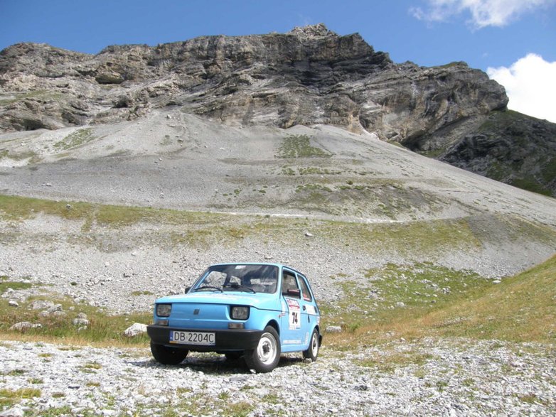 Fiacik wjechał na sam szczyt królowej alpejskich tras – Przełęcz Stelvio!