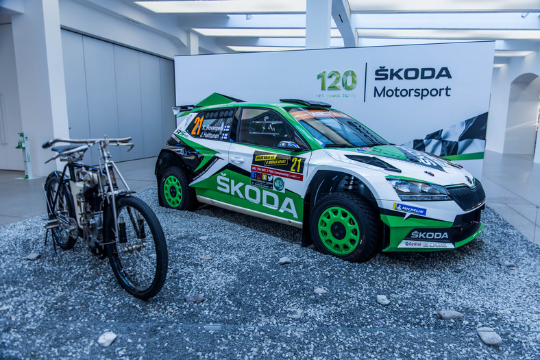 Škoda Fabia R5 z 2019 r. i jednocylindrowy motocykl Laurin & Klement BZ z 1903 r.