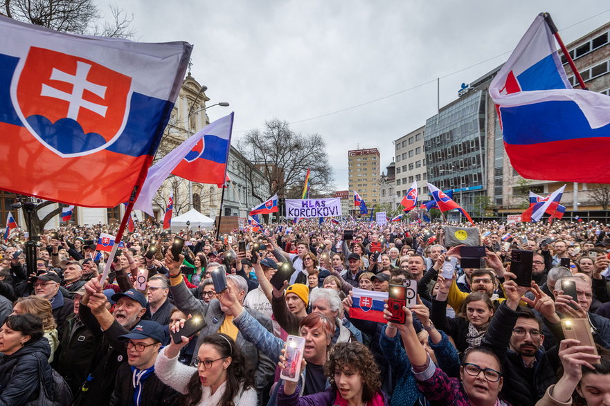 Zwolennicy Ivana Korcoka machający flagami podczas spotkania kampanijnego, 3 kwietnia 2024 r.