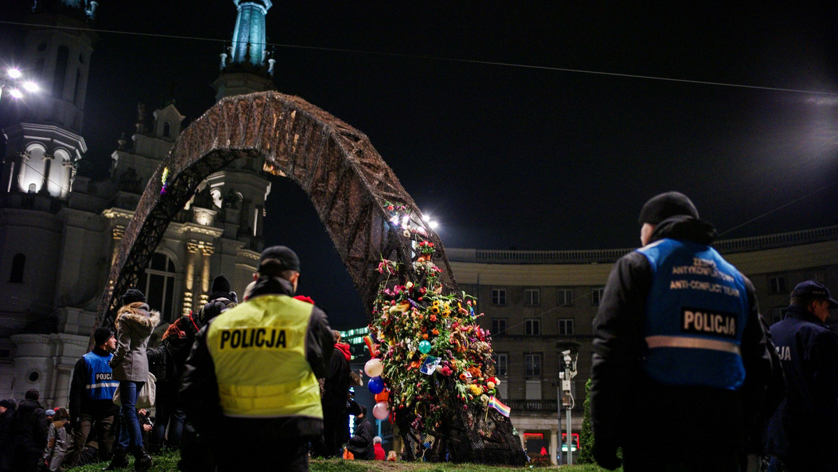 Solidarna Polska wystosowała pismo z apelem do prezydent Warszawy i Rady Miasta, aby spalona podczas Marszu Niepodległości na placu Zbawiciela tęcza została zrekonstruowana w kolorach flagi Polski.