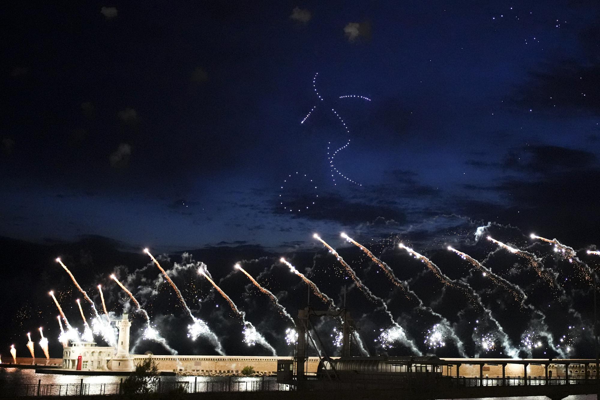 Setelné drony a ohňostroje rozžiarili oblohu v tvare olympijských kruhov počas príchodu olympijského ohňa do Francúzska.