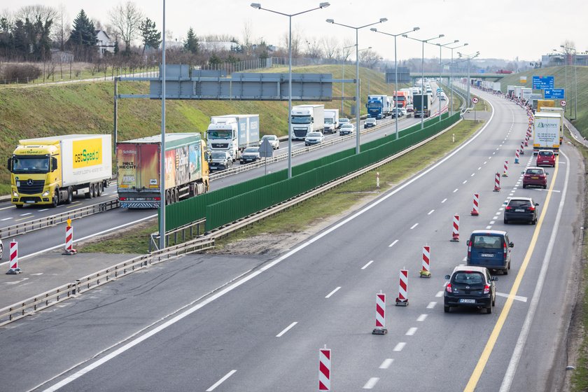 Rzucają w robotników butelkami z moczem. Skandal na A2