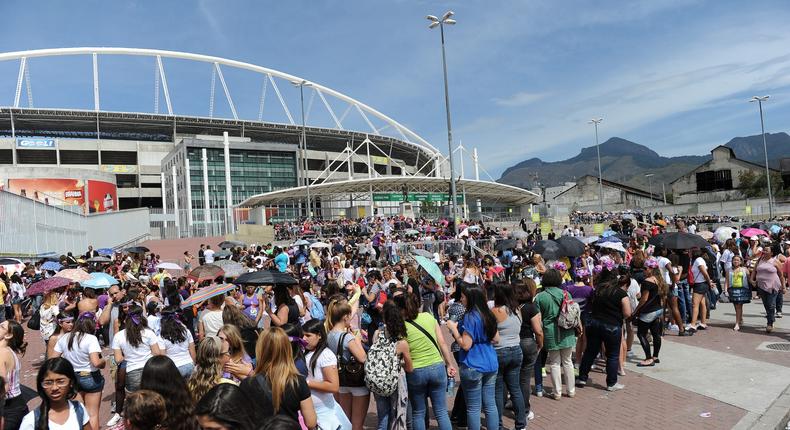 Justin Bieber fans in Brazil wait in line to buy concert tickets on October 5, 2011.Vanderlei Almeida/Getty Images