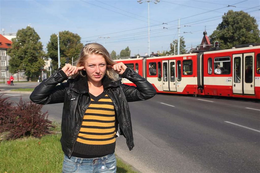 TRAMWAJE PISZCZA NA ZAKRETACH