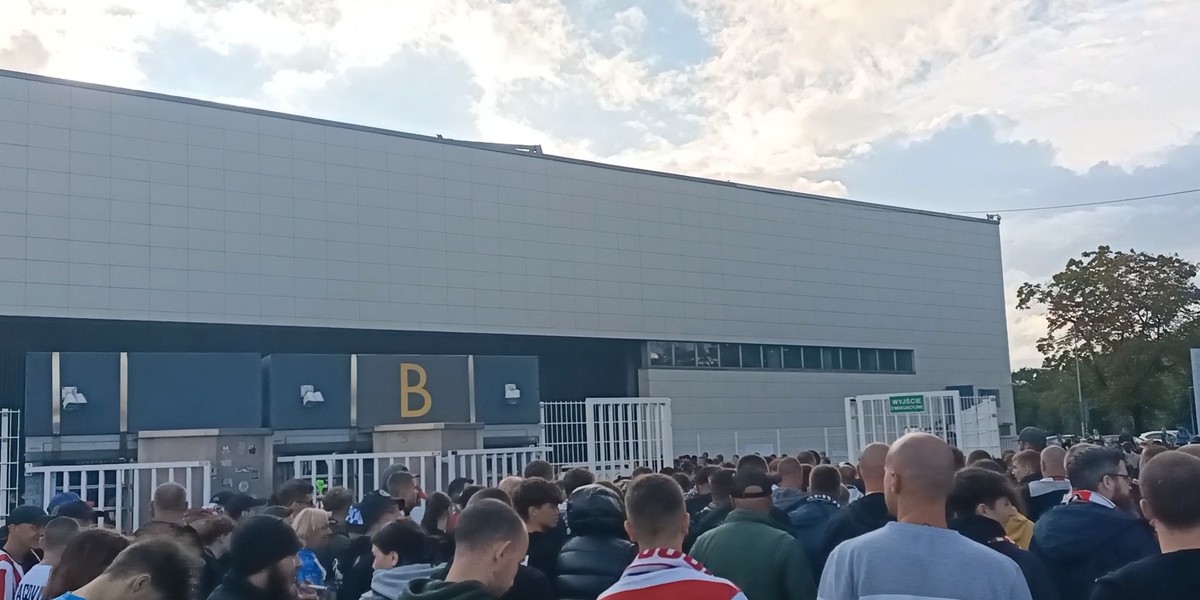 Kibice Cracovii próbujący wejść na stadion tuż przed meczem z Pogonią.