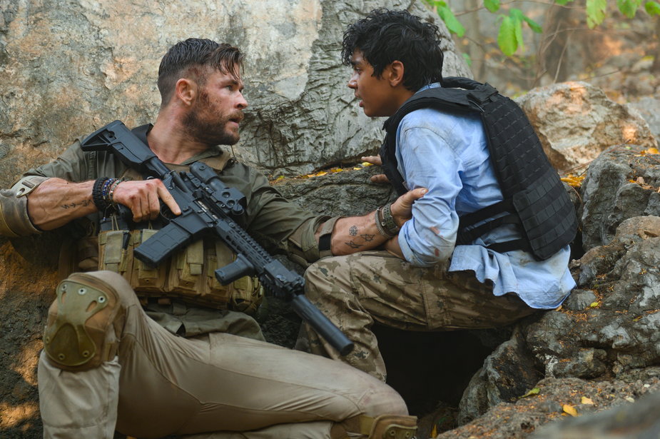 Chris Hemsworth i Rudhraksh Jaiswal w filmie "Tyler Rake: Ocalenie"