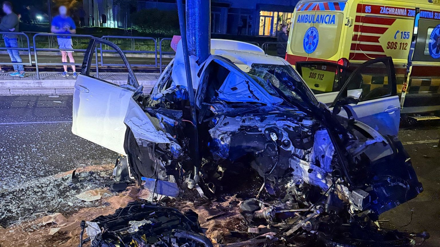 Auto po náraze do stĺpa verejného osvetlenia v Bratislave, 23. apríla 2025