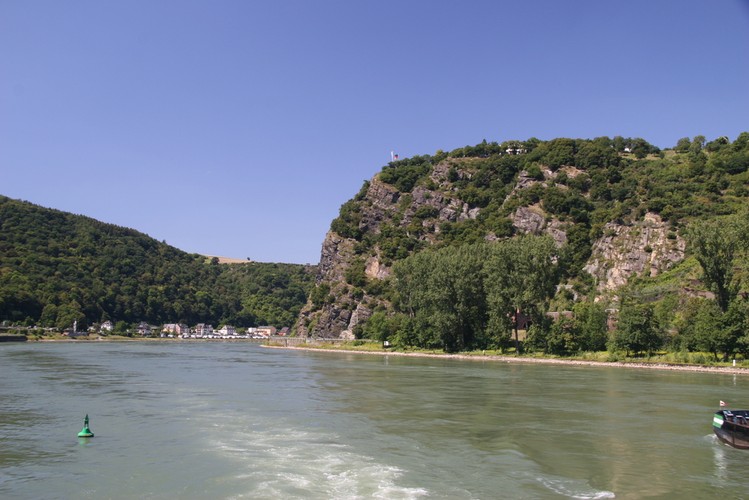 7. Skała Lorelei na Renie – jest  miejscem związanym z wieloma legendami. Wysoka  na 120 metrów nad poziom wód Renu, jest legendarnym miejscem ukrycia skarbu Nibelungów. Inna legenda mówi, że ze skały rzuciła się do wody młoda, zdradzona przez kochanka dziewczyna o imieniu Lorelai. Zmieniona w syrenę swoim śpiewem zwodziła pływających po Renie rybaków, wciągając ich na skały.