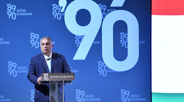 Orbán Viktor miniszterelnök aláírta a kormányhatározatot / Fotó: MTI/Máthé Zoltán