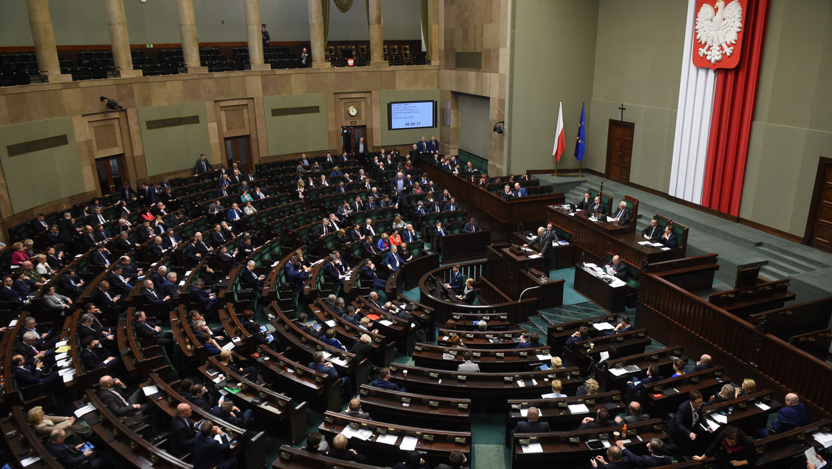 Sejm uchwalił dziś rządowy projekt ws. przepadku mienia pochodzącego z przestępstwa, w tym m.in. przedsiębiorstwa, które służyło jego popełnieniu. Ciężar dowodu w odniesieniu do korzyści majątkowej pochodzącej z przestępstwa przejdzie na oskarżonego.
