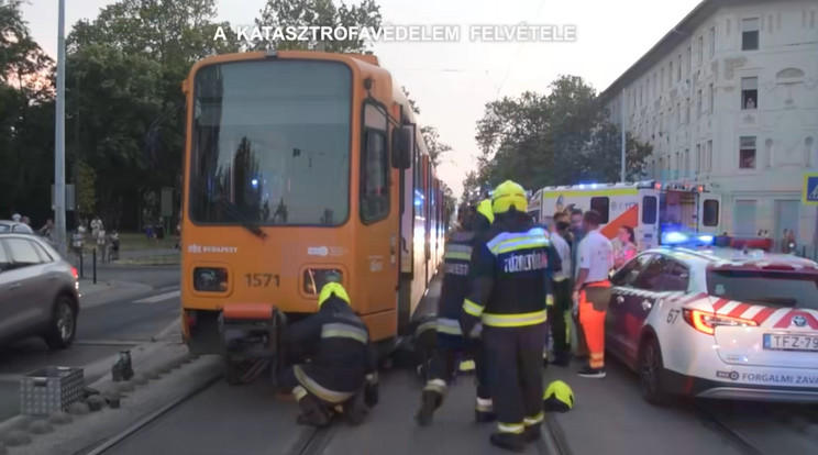 A tűzoltók emelték ki a Haller utcában villamos alá szorult kisfiút a jármű alól /Fotó: Katasztrófavédelem videorészlet