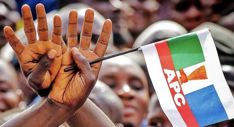 A supporter of the All Progressive Congress (APC) holds up the sign of President Muhammadu Buhari's re-election campaign [Twitter/@BuhariCentre]