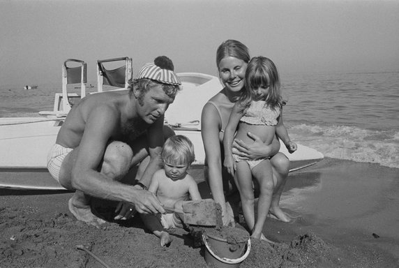 Bobby Moore i Tina Moore z dziećmi