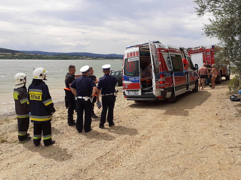 Auto potrąciło opalającą się kobietę. Nie miało kierowcy