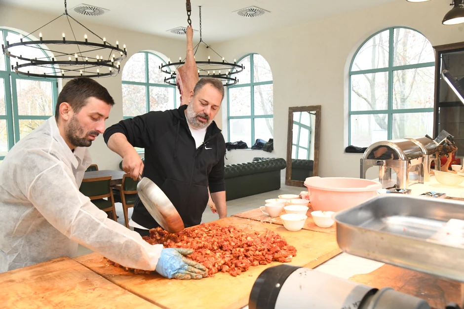 Branko Babić sprema kulen