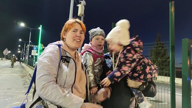 Rodzina z Ukrainy po przekroczeniu granicy