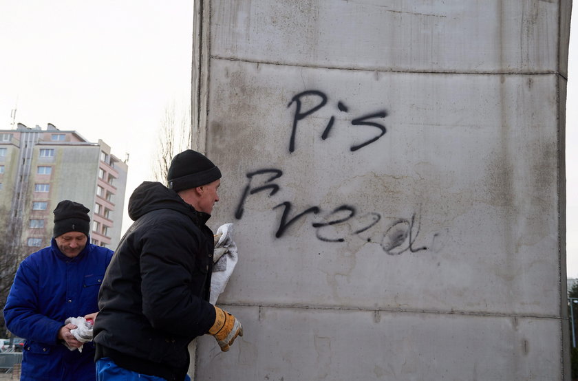 Zdewastowali pomnik Poległych Stoczniowców