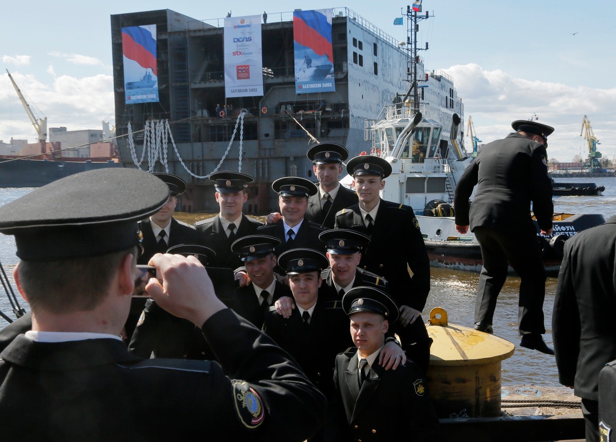 Rosyjska załoga na tle okrętu typu mistral