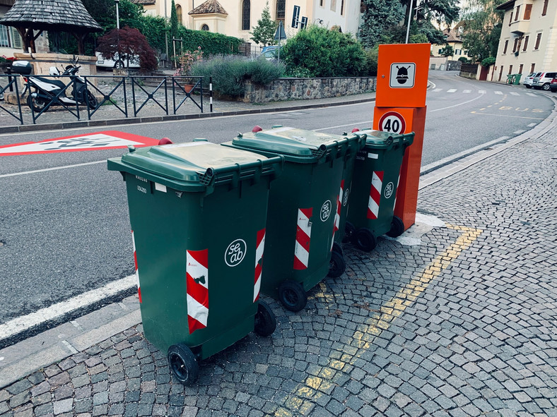 Fotoradar stojący przy śmietniku w Bolzano