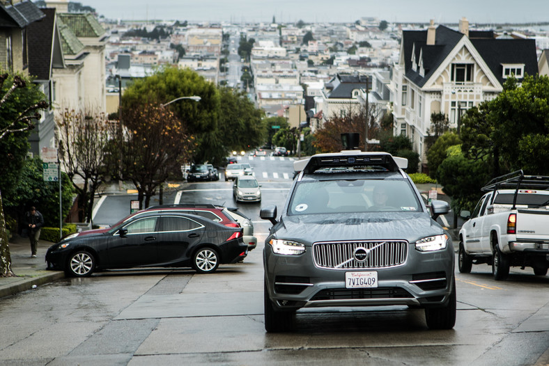 Uber zaliczył problemy w Kalifornii ze względu na brak pozwoleń na prowadzenie testów samochodów autonomicznych. Na zdjęciu Volvo XC90 z nowym systemem kamer Ubera.