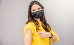 Wirusolog: Najlepszą ochronę przed COVID-19 daje zaszczepienie i zakażenie