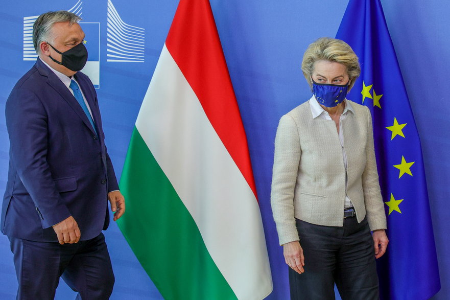 Przewodnicząca Komisji Europejskiej Ursula Von der Leyen i premier Węgier Viktor Orban w Brukseli, 23 kwietnia 2021 r. 