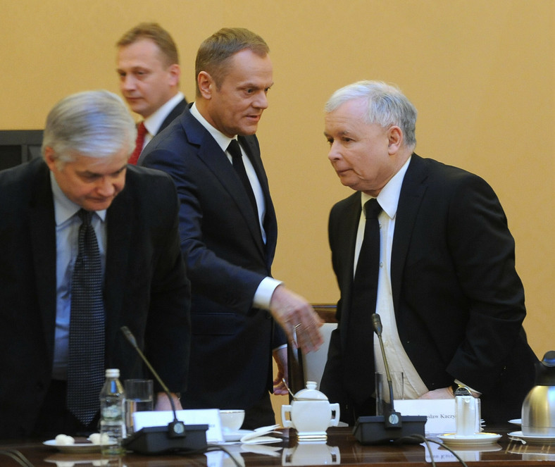 Donald Tusk i Jarosław Kaczyński na naradzie po aneksji Krymu przez Rosję, marzec 2014 r.