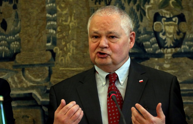 Nowy prezes Narodowego Banku Polskiego to jedna z najważniejszych postaci, jeśli chodzi o politykę gospodarczą obecnych władz, czego dowodzi choćby słynne spotkanie z prezesem PiS Jarosławem Kaczyńskim w siedzibie partii, w którym Adam Glapiński brał udział wspólnie z wicepremierem Mateuszem Morawieckim. <br>
Na początku 2016 r. Glapiński zakończył sześcioletnią kadencję w Radzie Polityki Pieniężnej. Niedługo potem wszedł do zarządu Narodowego Banku Polskiego, a w czerwcu był już jego prezesem. Wiele decyzji rządu PiS budzi kontrowersje, ale nominacja (formalnie kandydata na prezesa wskazuje prezydent, jego wybór potwierdza Sejm) nowego szefa NBP została odebrana wyjątkowo dobrze.<br>
Prezes banku centralnego odpowiada za stabilność makroekonomiczną. W 2016 r. nie miał z tym szczególnych problemów: inflacji nie było, deflacja liczona w skali roku ustąpiła miejsca inflacji w grudniu, kurs złotego był stosunkowo słaby (bez tego krajowi eksporterzy byliby w znacznie trudniejszej sytuacji), deficyt na rachunku bieżącym bilansu płatniczego był minimalny. Nie było więc szczególnych powodów do zmian stóp procentowych.<br>
Więcej zainteresowania prezesa banku centralnego budziła stabilność sektora finansowego. W minionym roku chodziło przede wszystkim o kwestię kredytów frankowych. Glapiński nie kryje się z tym, że nie uważa tego problemu za szczególnie istotny w skali całej gospodarki. Mimo to kierowany przez niego Komitet Stabilności Finansowej pracował nad rekomendacjami, które mają służyć ograniczeniu ryzyka związanego z kredytami walutowymi (poznaliśmy je już w styczniu 2017 r.).<br>
Można się domyślać, że to w dużej mierze od Adama Glapińskiego zależało, kto znalazł się w nowej Radzie Polityki Pieniężnej. I nie tylko. Jego bliski współpracownik Marek Chrzanowski, po kilku miesiącach zasiadania w RPP, zrezygnował z tego stanowiska, by objąć urząd przewodniczącego Komisji Nadzoru Finansowego (formalnie nominowała go premier Beata Szydło). Trwają prace nad włączeniem nadzoru do banku centralnego, co oczywiście wzmocni pozycję szefa NBP. <br>
ŁW<br><br>
  Fot. Kuba Atys  Agencja Gazeta