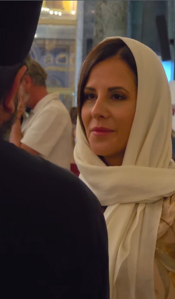 Tamara Vučić u Hramu sa belom maramom na glavi