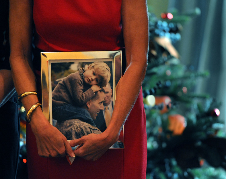 Jill Biden trzymająca w ręku fotografię zmarłego Josepha Bidena z synem