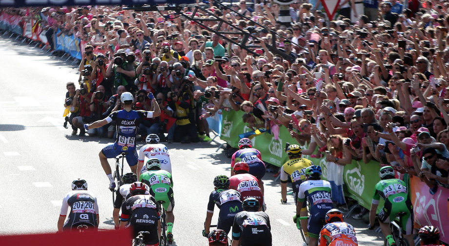 About 235,000 spectators turned out for the second stage, 35,000 of them in the start town of Arnhem, 60,000 in the finish town of Nijmegen, and 140,000 along the route, according to the Giro organizer.