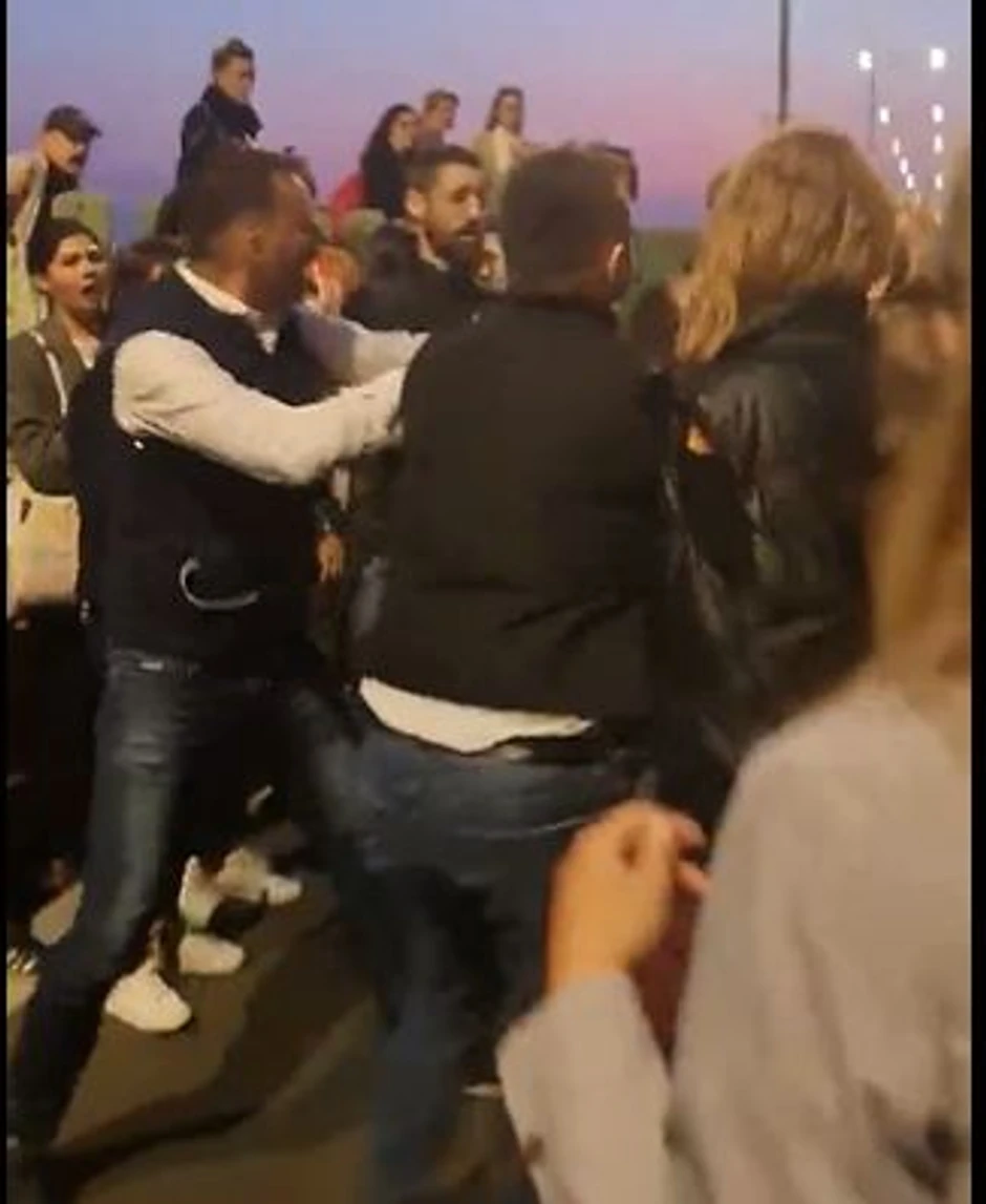 Tuča na Gazeli: Savo Manojlović u beloj košulji i crnoj jakni bez rukava